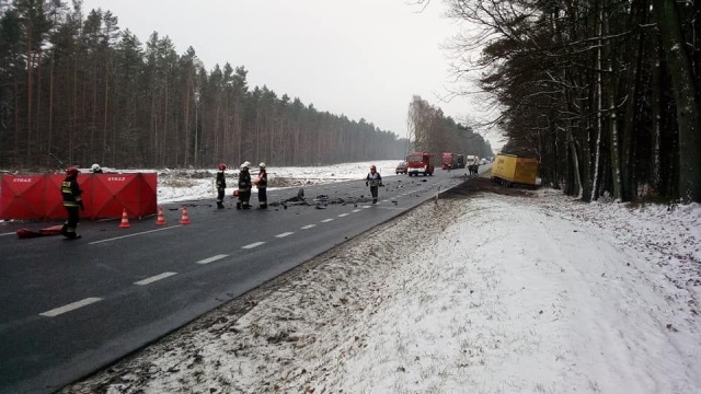 Jedna osoba zginęła w czołowym zderzeniu TIR-a z samochodem osobowym. Do wypadku doszło na krajowej trójce w okolicach Przybiernowa.