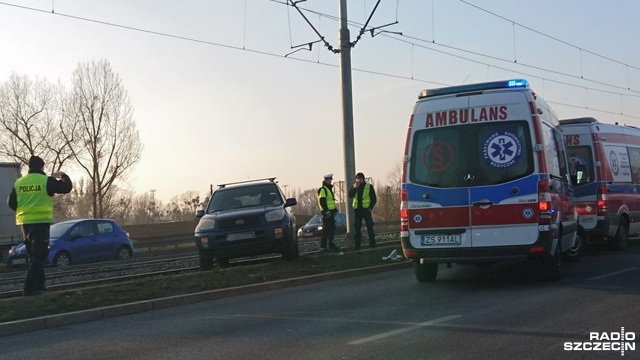 Samochód osobowy zablokował torowisko w okolicach Estakady Pomorskiej w Szczecinie. Kierowca zasłabł za kierownicą. Od godziny 14.15 w ciągu ulicy Gdańskiej nie kursowały tramwaje linii 2, 7 i 8. Teraz wróciły na trasę, ale są duże opóźnienia.