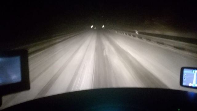 W nocy spadł śnieg i - jak informują słuchacze Radia Szczecin - zima po raz kolejny zaskoczyła drogowców.