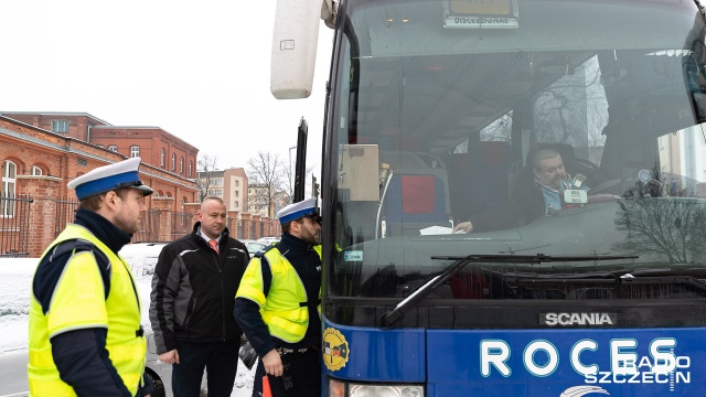 Szczecińska drogówka rozpoczęła kontrole autokarów, którymi dzieci wyjeżdżają na zimowe ferie. Od samego rana przy ulicy Sambora w kolejce ustawiają się kolejne pojazdy.