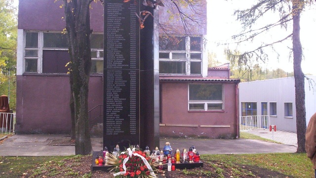 13 lat temu, 28 stycznia 2006 roku, zawaliła się hala targowa w Katowicach. Zginęło 65 osób, a niemal 150 zostało rannych. Ponadto około 1300 osób zostało pokrzywdzonych, tracąc bliskich, mienie lub doznając szkód psychicznych. Była to największa katastrofa budowlana w historii współczesnej Polski.