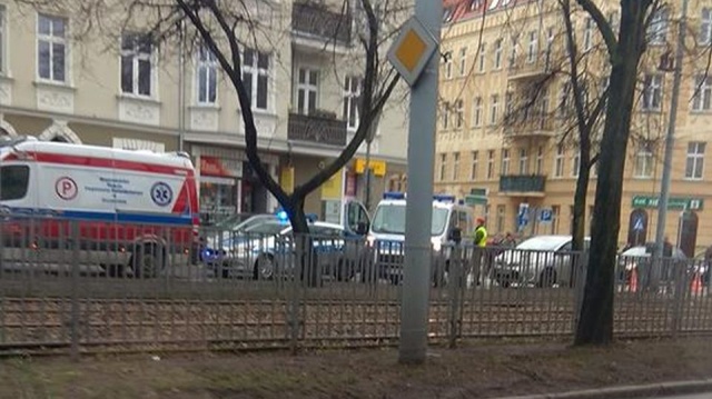 Przy skrzyżowaniu ulic Krzywoustego z Bolesława Śmiałego w Szczecinie samochód potrącił pieszego. Ranny jest już pod opieką ratowników medycznych.