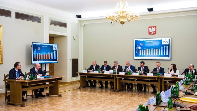 W Sejmie zakończyła się druga część przesłuchania byłego ministra finansów Jacka Rostowskiego. Już wiadomo, że potrzebna będzie kolejna. Członkowie komisji śledczej do spraw wyłudzeń VAT-u i akcyzy mają go wezwać prawdopodobnie w marcu lub kwietniu.