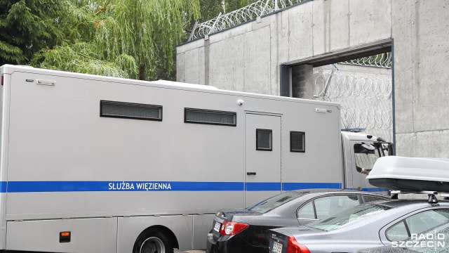 Rzucał matką o ścianę a bratu połamał żebra - za znęcanie nad własną rodziną zwyrodnialec spod Goleniowa odpowie przed sądem. Jest akt oskarżenia w tej sprawie.