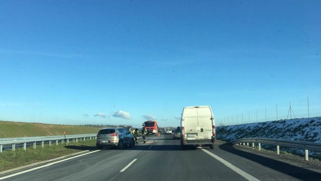 Były kłopoty z przejazdem nowym odcinkiem krajowej szóstki w pobliżu Olchowa. Czołowo zderzyły się tam ciężarówka i samochód osobowy.