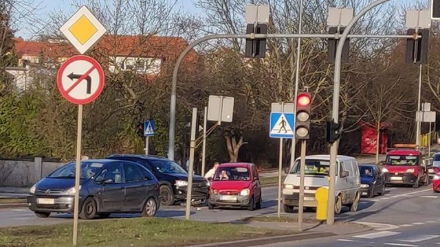 Uwaga jadący w stronę centrum miasta ulicą Obotrycką. Przy zjeździe na parking przy Leroy Merlin zderzyły się dwa samochody osobowe.