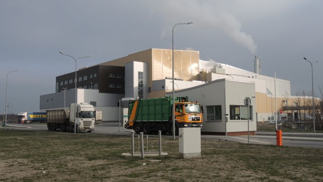Sąd wstrzymał wykonanie wyroku i szczecińska spalarnia na razie nie musi płacić Mostostalowi. Zakład Unieszkodliwiania Odpadów w ubiegłym tygodniu wniósł o kasacje do Sądu Najwyższego. Przypomnijmy, że spalarnia musi oddać Mostostalowi, czyli pierwszemu wykonawcy inwestycji, ponad 38 milionów złotych.