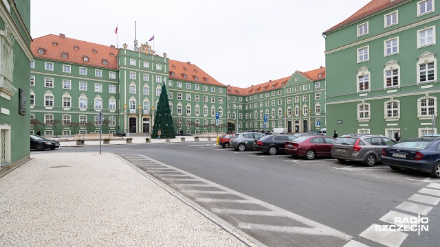 Miasto Szczecin przywraca dodatki funkcyjne nauczycielom przedszkoli i oddziałów przedszkolnych. To wynik negocjacji prezydenta miasta z czterema oświatowymi związkami zawodowymi. Stosowne porozumienie w tej sprawie zawarto w środę w Urzędzie Miasta.