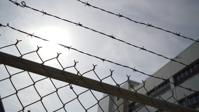 Dwaj biznesmeni, Bogdan W. i Wojciech K., podejrzani o korupcję, zostali aresztowani na trzy miesiące. Mężczyźni mieli udzielać korzyści majątkowych posłowi klubu PSL-UED, Stefanowi Niesiołowskiemu.