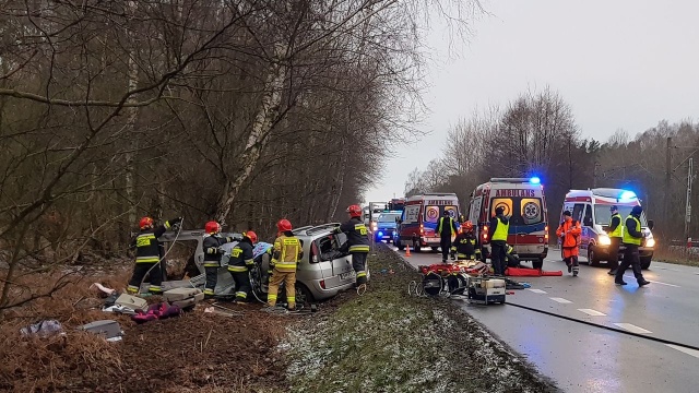 Krajowa trójka w Łunowie tuż przed zjazdem do centrum Świnoujścia jest zablokowana w obie strony. - Cały wyjazd ze Świnoujścia jest zablokowany, łącznie z rondem w Łunowie - mówi jeden z kierowców stojących w korku.