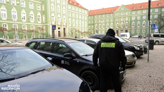 Prawie 70 tysięcy razy interweniowała w ubiegłym roku szczecińska Straż Miejska - to o kilka procent mniej niż rok wcześniej. Tak mówią statystyki, zaprezentowane w środę w sali sesyjnej urzędu miasta.