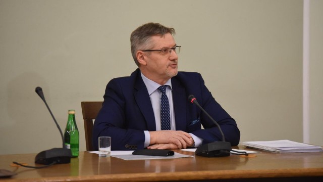 Uszczelnienia podatkowe w branży paliwowej były niepełne, można było je zaostrzyć - stwierdził były wiceminister finansów Janusz Cichoń. Obecny poseł Platformy Obywatelskiej odpowiada w charakterze świadka na pytania sejmowej komisji śledczej do spraw wyłudzeń VAT-u i akcyzy.
