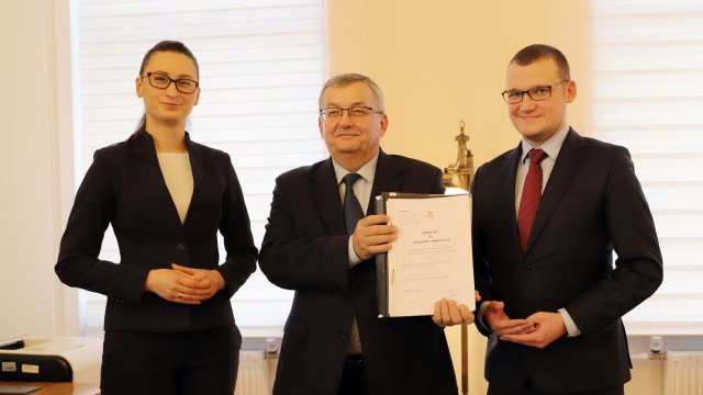 Minister infrastruktury Andrzej Adamczyk podpisał aneks do programu inwestycji dla budowy drogi ekspresowej S11 na odcinku od węzła Koszalin Zachód do węzła Bobolice. Oznacza to prawie 300 milionów dodatkowych środków na budowę prawie 50 kilometrów nowej drogi ekspresowej.