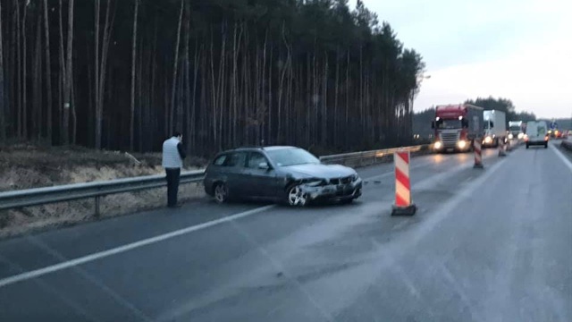 Częściowa zablokowany jest remontowany fragment autostrady A6 po tym jak samochód osobowy uderzył w barierę ochronną. Chodzi o odcinek między węzłem Rzęśnia, a węzłem Dąbie.