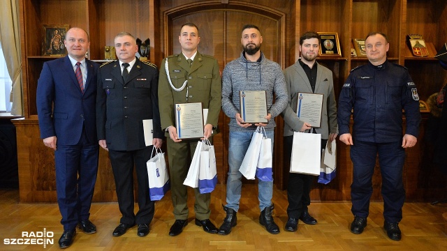 Obezwładnili nożownika i pomagali ratować ofiary zamachu w szczecińskim Galaxy, a jeden z nich wziął udział w reanimacji mężczyzny, który stracił przytomność na siłowni - w szczecińskim Urzędzie Miasta odbyło się spotkanie z czterema bohaterami.