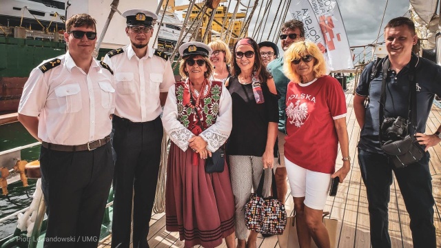 Polacy mieszkający na Florydzie odwiedzają Dar Młodzieży. Fregata uczestnicząca w Rejsie Niepodległości dookoła świata zacumowała w piątek w Port Everglades, 40 kilometrów od Miami.
