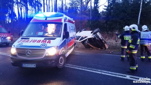 Krajowa jedenastka między Koszalinem a Bobolicami jest zablokowana, po tym jak krotko po godzinie 16:00 z drogi wypadł bus.