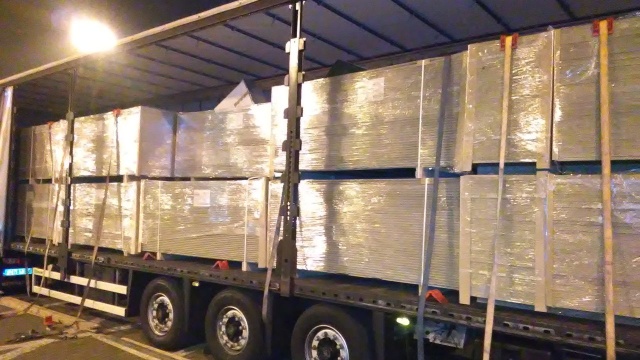Prawie dwa miliony papierosów bez znaków polskiej akcyzy znaleźli funkcjonariusze zachodniopomorskiej skarbówki. Były w ciężarówce jadącej z Polski do Szwecji. Celnicy zatrzymali ją gdy miała wjechać na prom w Świnoujściu.
