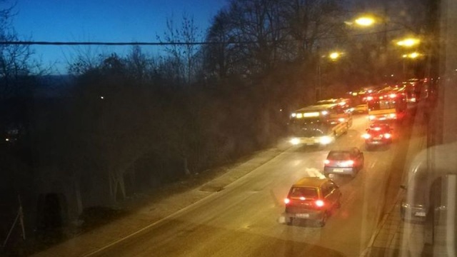 Na ulicy Kościelnej jest tak ślisko, że około 20 minut stały autobusy linii 58 i 63.