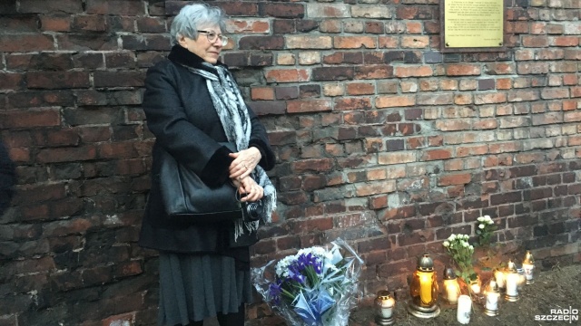 Złożono kwiaty i zapalono znicze pod tablicą szczecińskiej Synagogi w 79. rocznicę deportacji Żydów Stettina. W nocy z 12 na 13 lutego 1940 roku 1120 osób wsadzono do pociągów i wywieziono w głąb okupowanej przez Niemcy Polski.