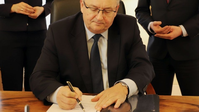 Będą większe środki na budowę drogi S11 między Koszalinem a Bobolicami. Minister infrastruktury Andrzej Adamczyk podpisał aneks do programu inwestycji na budowę tej trasy zwiększając jej finansowanie o niemal 280 milionów złotych. Cała inwestycja będzie więc kosztowała prawie 1,5 miliarda złotych.