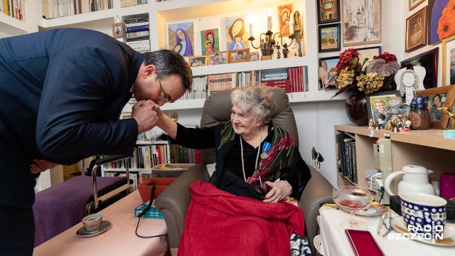 Kiedy inni świętują walentynki - ona wspomina swoją największą miłość: Armię Krajową. Legendarna łączniczka AK Okręgu Wileńskiego, mieszkająca w Szczecinie, major Danuta Szyksznian-Ossowska otrzymała w czwartek prezydenckie odznaczenie na stulecie odzyskania niepodległości, właśnie w rocznicę przekształcenia Związku Walki Zbrojnej w Armię Krajową.