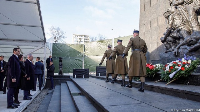Szefowie rządów Polski i Izraela oraz amerykański wiceprezydent spotkali się przy Pomniku Bohaterów Getta na warszawskim Muranowie.