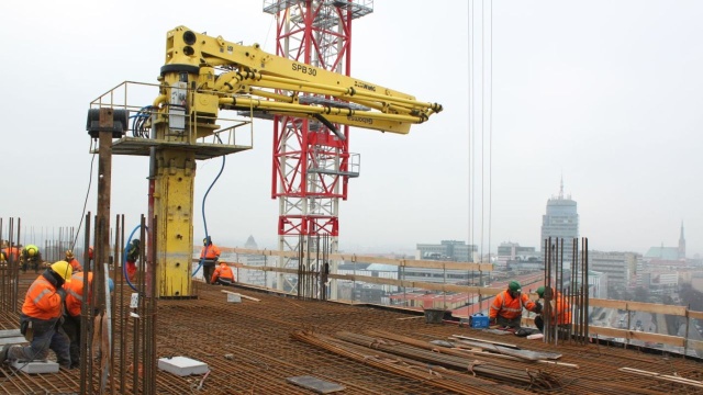 Ogromny Pająk pomaga w budowie szczecińskiego wieżowca Hanza Tower. Inwestor, czyli firma J.W. Construction, sprowadził na teren budowy specjalną pompę do betonu.