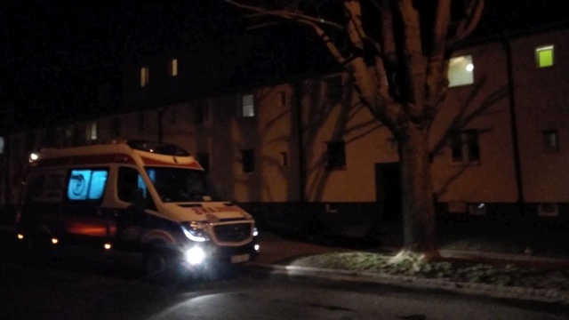 Dziecko podczas kąpieli zatruło się tlenkiem węgla. Do tragedii doszło przy ulicy Robotniczej w Policach. Strażacy zgłoszenie otrzymali po godzinie 19:00.