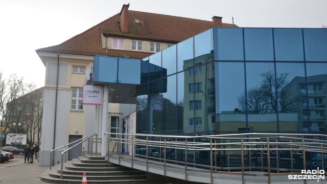 Do napadu rabunkowego doszło przed jednym z banków w Kołobrzegu. Około godziny 12 kobieta wychodząca z placówki przy ulicy Łopuskiego została napadnięta i okradziona.