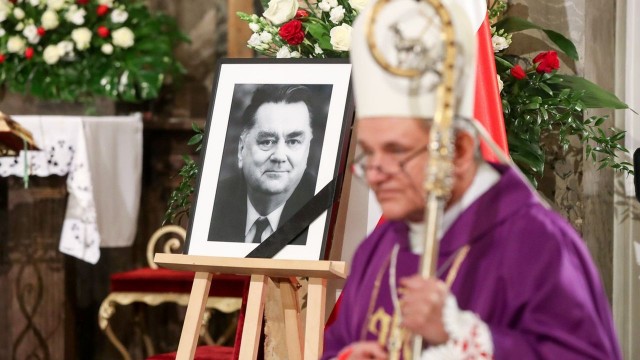 Kondukt żałobny Jana Olszewskiego przed godziną 22 dotarł do sanktuarium Matki Bożej Łaskawej w Warszawie. Tu do godziny 6 rano można było czuwać przy trumnie byłego premiera, opozycjonisty, obrońcy w procesach politycznych PRL, powstańca warszawskiego.