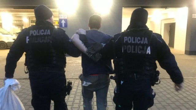 Prawie 11 ton tytoniu przejęli policjanci CBŚP i funkcjonariusze Krajowej Administracji Skarbowej. W Bielsku-Białej i okolicach zlikwidowano drukarnię opakowań i dwa magazyny nielegalnego tytoniu i papierosów. Zatrzymano 11 osób.
