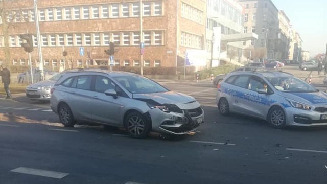 Dwa samochody osobowe zderzyły się przy skrzyżowaniu alei Piastów z ulicą Pułaskiego.