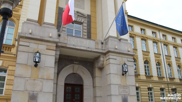 Szczyt krajów Grupy Wyszehradzkiej i Izraela w Jerozolimie został odwołany na prośbę Polski. Poinformował o tym minister spraw zagranicznych Jacek Czaputowicz. Opozycja komentuje całą sytuację.