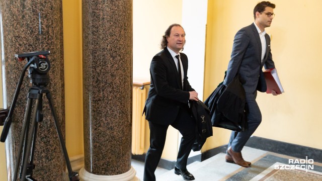 Przed Sądem Okręgowym w Szczecinie rozpoczął się proces byłego wójta Rewala - Roberta Skraburskiego. Prokuratura zarzuca mu, że zadłużył gminę i wyrządził jej szkodę w wielkich rozmiarach.