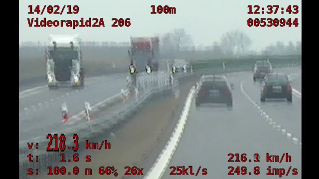 Najpierw przekroczył prędkość o prawie sto kilometrów na godzinę, teraz musi zapłacić 500 złotych i zyskał dziesięć punktów karnych.