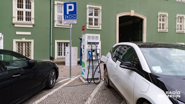Ile stacji do ładowania elektrycznych aut potrzeba i gdzie powinny stanąć Odpowiedzi na te pytania chce znać miasto i zapowiada najpierw analizę, a później budowę nowych miejsc, gdzie kierowcy e-samochodów oraz tych hybrydowych będą mogli je naładować.