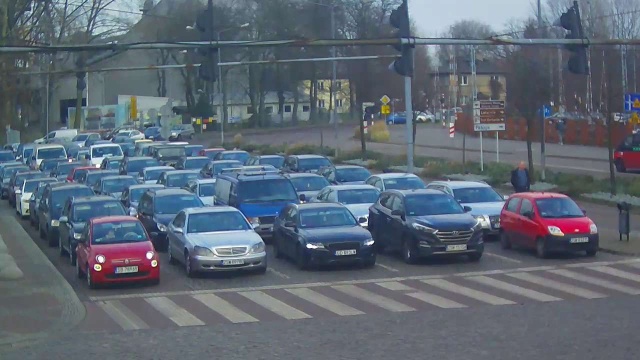 Przed karsiborską przeprawą w Świnoujściu kolejka samochodów sięga kilometra.