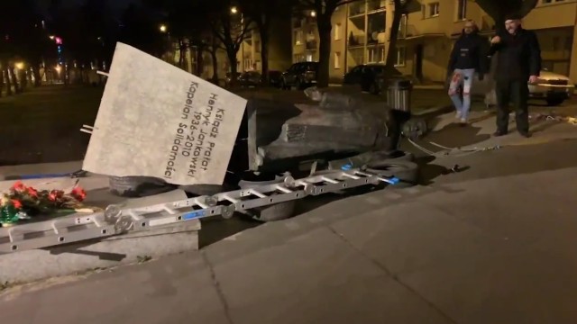 Przewrócony pomnik księdza Henryka Jankowskiego w Gdańsku. Do aktu wandalizmu doszło w nocy.