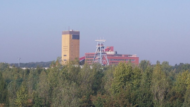 Dwaj górnicy zginęli w kopalni Murcki - Staszic w Katowicach. Do zdarzenia doszło przed godz. 12, 900 metrów pod ziemią. Dwóch pracowników działu wentylacji straciło przytomność. Mimo podjęcia akcji ratowniczej nie udało się ich uratować.