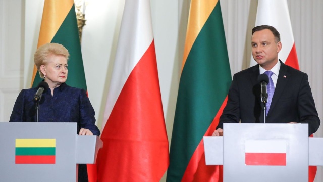 Prezydent Andrzej Duda mówił po spotkaniu z prezydent Litwy Dalią Grybauskaite, że nastąpiło wyraźne zbliżenie pomiędzy Polską i Litwą. Lepsza jest też - jak ujął - atmosfera społeczna, co tworzy grunt dla dalszych zmian - także prawnych. Litewska prezydent rozpoczęła dwudniową wizytę w Polsce.