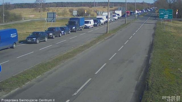 Uwaga wybierający się do Świnoujścia - przed karsiborską przeprawą ustawił się spory korek, sięgający kilometra.
