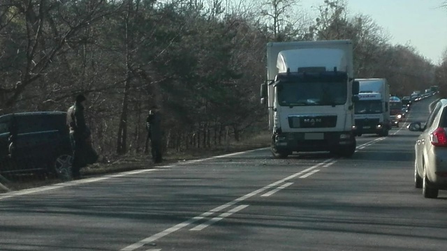Poważnie kłopoty z przejazdem mają kierowcy jadący w stronę Podjuch ul. Floriana Krygiera. Przed Mostem Gryfitów zderzyły się osobowy Mercedes i ciężarówka. Korek ma tam już ponad 3 km długości. Jak informują policjanci od rana w podobnych zdarzeniach interweniowali już ponad 20 razy.