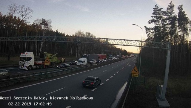 Potężne korki widać na autostradzie A6 w kierunku Goleniowa i dalej Świnoujścia czy Kołobrzegu.