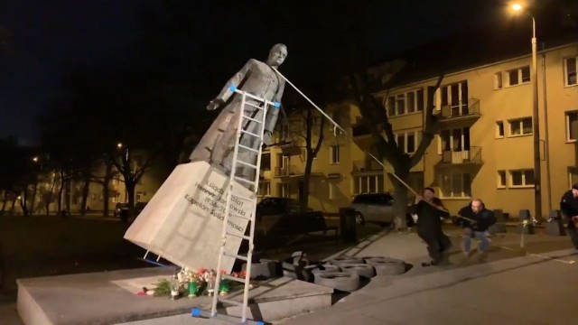 Pięć lat więzienia grozi mężczyznom, którzy zniszczyli pomnik księdza Henryka Jankowskiego w Gdańsku. Gdańska prokuratura postawiła zarzuty trzem podejrzanym.