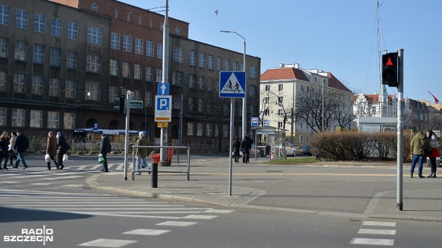 Rewitalizację placu Rodła zapowiadają szczecińscy urzędnicy. Dziś jest to miejsce w centrum, w którym krzyżują się główne trasy tramwajowe. W okolicy na dawno niewymienianych betonowych płytach stoją budki z jedzeniem.