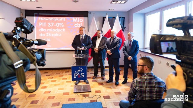 Budżet państwa stać na nowe wydatki socjalne - mówił w poniedziałek dziennikarzom poseł Prawa i Sprawiedliwości z naszego regionu Leszek Dobrzyński. Zgodnie z zapowiedzią w tym roku każde dziecko otrzyma 500 plus, a emeryci dostaną trzynastą emeryturę w wysokości 1100 złotych - to główne założenia programu przedstawione na konwencji Prawa i Sprawiedliwości.