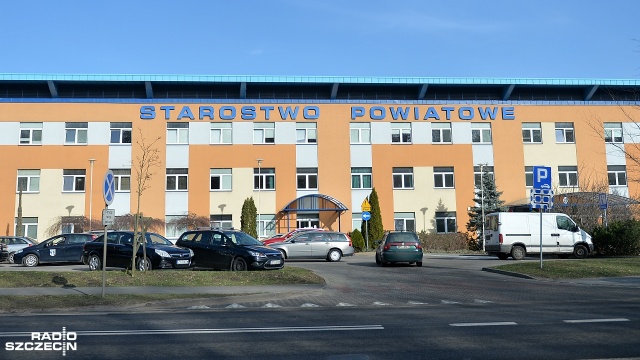Zwiększenia wynagrodzeń o 500 złotych domagają się pracownicy Powiatowego Urzędu Pracy oraz Starostwa Powiatowego w Policach. Podwyżka miałaby nastąpić od 1 stycznia tego roku.