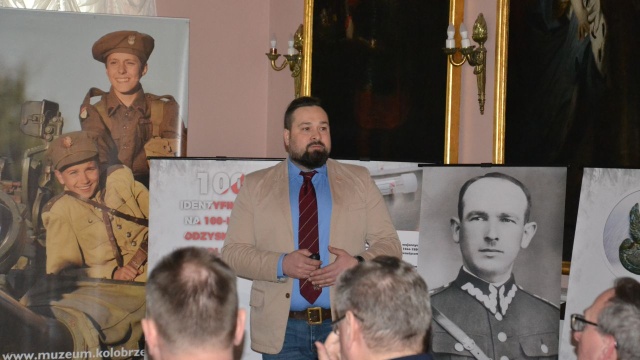 100 identyfikacji na stulecie odzyskania niepodległości - wyjątkowa wystawa, która swoją premierę miała pod koniec ubiegłego roku w Sejmie stanęła w kołobrzeskim Muzem Oręża Polskiego. Zorganizowała ją Polska Baza Genetyczna Ofiar Totalitaryzmów, która zajmuje się przywracaniem tożsamości poległym i pomordowanym żołnierzom podczas i tuż po II wojnie światowej.
