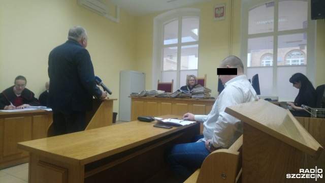 Musiałem coś z tym fantem zrobić - mówił w sądzie Tomasz L. oskarżony o połamanie krzyża ku czci ofiar stanu wojennego, który stał na placu Grunwaldzkim. Proces w tej sprawie rozpoczął się w poniedziałek przed Sądem Rejonowym w Szczecinie